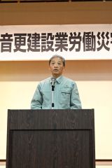 あいさつする高橋会長