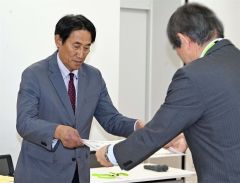 十勝ＪＶＣの小林氏と帯総体剣道少年団に道表彰、スポーツ少年団表彰伝達式 3