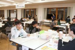 チーズとワインの組み合わせを学ぶ参加者たち