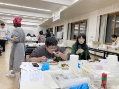 十勝産の小麦や野菜などを使って作ったピザを食べる参加者たち
