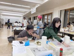 十勝産の小麦や野菜などを使って作ったピザを食べる参加者たち