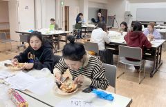 十勝産の小麦や野菜などを使って作ったピザを食べる参加者たち