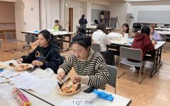 十勝産の小麦や野菜などを使って作ったピザを食べる参加者たち
