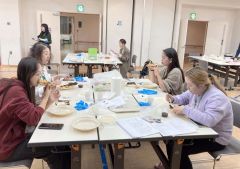 十勝産の小麦や野菜などを使って作ったピザを食べる参加者たち