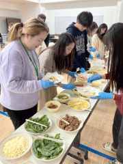 ピザ作りに挑戦する参加者たち