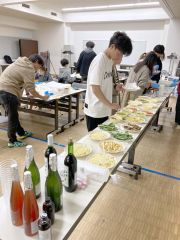ピザ作りに挑戦する参加者たち