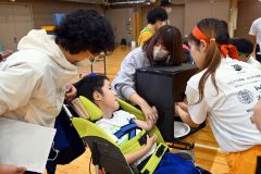触ったり、触った手の匂いを嗅いだりして箱の中のものを当てようとする参加者ら