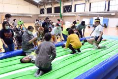 エアートランポリンの上で振動を楽しむ参加者