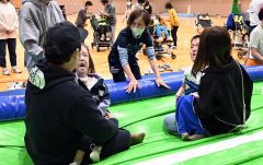 いぇーるｉｎとかちの松山さん（奥中央）とトランポリンを楽しむ参加者