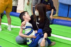 参加者はエアートランポリンでたくさんの笑顔ポイントを獲得していた