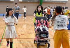 当事者と一緒に走る家族やスタッフ