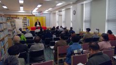 古今亭志ん松さんの話術で笑いに包まれた会場(同図書館提供)