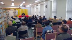 古今亭志ん松さんの話術で笑いに包まれた会場(同図書館提供)