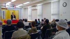 古今亭志ん松さんの話術で笑いに包まれた会場(同図書館提供)