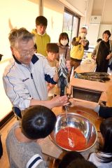 シロザケの人工授精を見学する参加親子ら