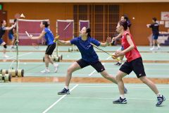 シャトルを追う(中央、青色シャツの)永原和可那(8日)