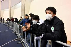 リンクサイドで声援を送る観客（金野和彦撮影）
