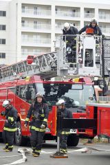 はしご車での救助訓練を行う署員たち