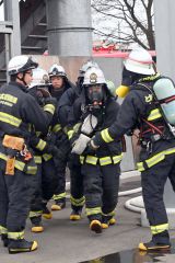 救助者に見立てた人形を搬出する署員たち