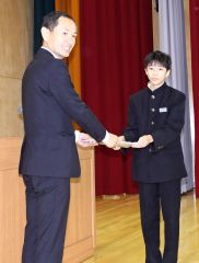 井上町長（左）に企画書を手渡した神谷さん