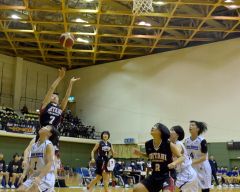 【女子２回戦・帯大谷―札幌東商】第１ピリオド、帯大谷の藤川凛がシュートを決める