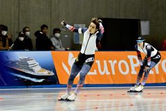 【ディビジョンＡ男子１０００メートル】同走の野々村太陽に競り勝った山田将矢（左手前）。山田は１分８秒３５のタイムを出しガッツポーズを見せる（金野和彦撮影）