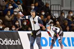 【男子１０００メートル】スタンドを埋めた観客の前で山田将矢選手が１分８秒３５のタイムにガッツポーズを見せる。同走は野々村太陽選手（金野和彦撮影）