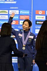ディビジョンＡ・表彰台で女子１０００メートルで２位に入り、観客に手を振る高木美帆（金野和彦撮影）