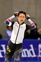 【ディビジョンＡ・女子１０００メートル】１位のユッタ・リールダム（オランダ）と０．１１の僅差で２位となり、悔しい表情を見せる高木美帆（金野和彦撮影）

