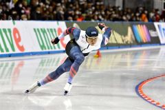 【男子５００メートル１回目】ホームストレートからカーブに入る村上右磨（金野和彦撮影）
