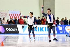 ディジョンＡ男子５００メートル・１本目で、優勝した新濱立也（右）と同走で２位の村上右磨（左）。観客の拍手に手を振って応える（金野和彦撮影）