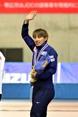 ディビジョンＡ男子１０００メートルで優勝を飾った山田将矢。表彰後、笑顔で関係者に手を振る（金野和彦撮影）