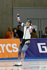 【男子１０００メートル】山田将矢選手は１分８秒３５のタイムを出しガッツポーズを見せる（金野和彦撮影）