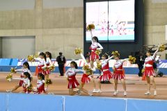 オープニングで華やかに踊る帯広三条高校のチアリーディングのメンバー（金野和彦撮影）