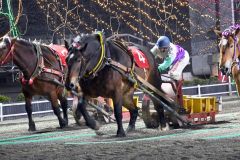 接戦を制して勝利したアローリキヒメと中山騎手