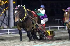 優勝したアローリキヒメと中山直樹騎手（ばんえい十勝提供）