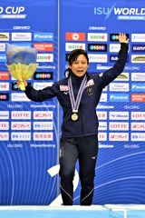 女子１５００メートルで優勝し、観客に向かって手を振る高木美帆（金野和彦撮影）