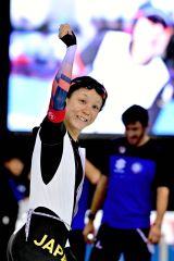 女子１５００メートルで優勝を飾り、リンクサイドの観客に向かって笑顔でガッツポーズをする高木美帆（金野和彦撮影）