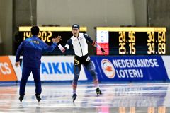 【男子５００メートル２回目】同走の新濱立也に競り勝ち優勝、コーチとタッチを交わす森重航（右）＝金野和彦撮影