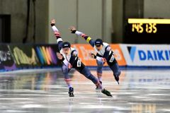 【男子５００メートル２回目】バックストレートで力走する森重航（手前）。後方は同走の新濱立也（金野和彦撮影）