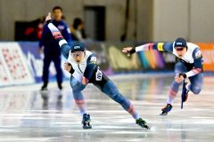 【男子５００メートル２回目】バックストレートで力走する森重航（手前）。右は同走の新濱立也（金野和彦撮影）