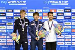 男子１５００メートルで優勝し、表彰台の中央で笑顔を見せる山田将矢＝金野和彦撮影
