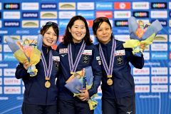 女子団体追い抜きで優勝した日本チーム（右から）高木美帆、堀川桃香、佐藤綾乃（金野和彦撮影）