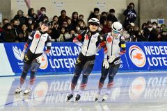 女子団体追い抜きで、同走の米国に圧勝した日本チーム（左から）堀川桃香、高木美帆、佐藤綾乃（金野和彦撮影）