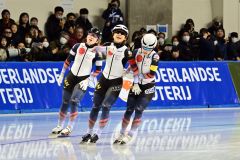 女子団体追い抜きで、同走の米国に圧勝した日本チーム（左から）堀川桃香、高木美帆、佐藤綾乃（金野和彦撮影）