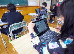 記事に感想や意見を添え、スクラップを作る児童