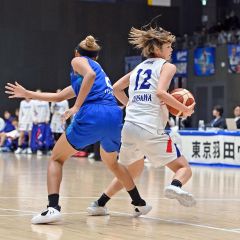 【第５週・アイシンウィングス―東京羽田ヴィッキーズ】アイシンの（１２）大澤来彩が身をひるがえして相手をかわし、ゴールを決める（１１日）
