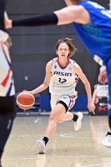 【第５週・アイシンウィングス―東京羽田ヴィッキーズ】アイシンの（１２）大澤来彩がボールを運ぶ（１１日）