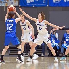 【第５週・アイシンウィングス―東京羽田ヴィッキーズ】アイシンの（白いユニホームの）（１２）大澤来彩が自陣で相手の攻撃を阻む（１１日）