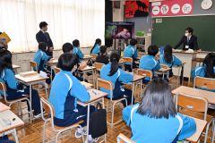放送教材を使用して行われた国語の公開授業(広尾中)